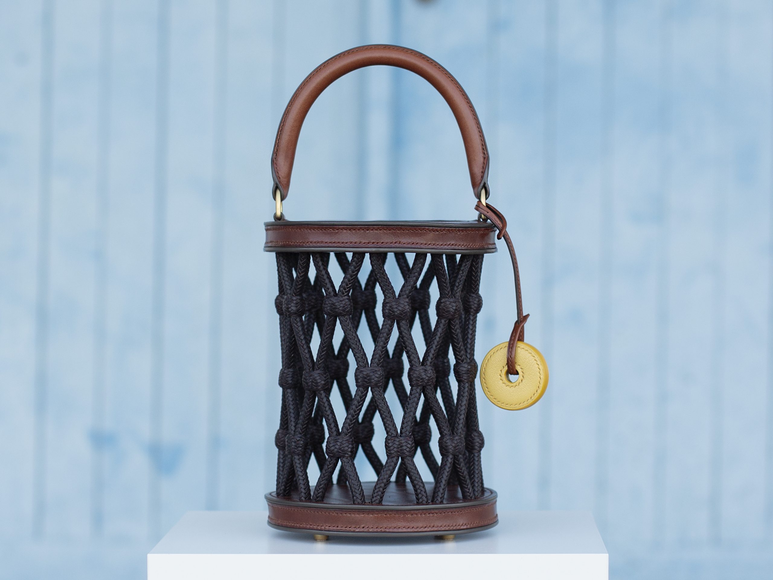 "Bolso Nasa, pieza única y finalista en los premios Artesanía de Galicia 2023. Elaborado con piel de curtido vegetal y herrajes de latón macizo, trenzado y ensamblado a mano. Cosido con hilos de lino y dimensiones de 34×16 cm. Categoría: Bolsos. Una obra artesanal de alta calidad en homenaje a la cultura marítima de Galicia."